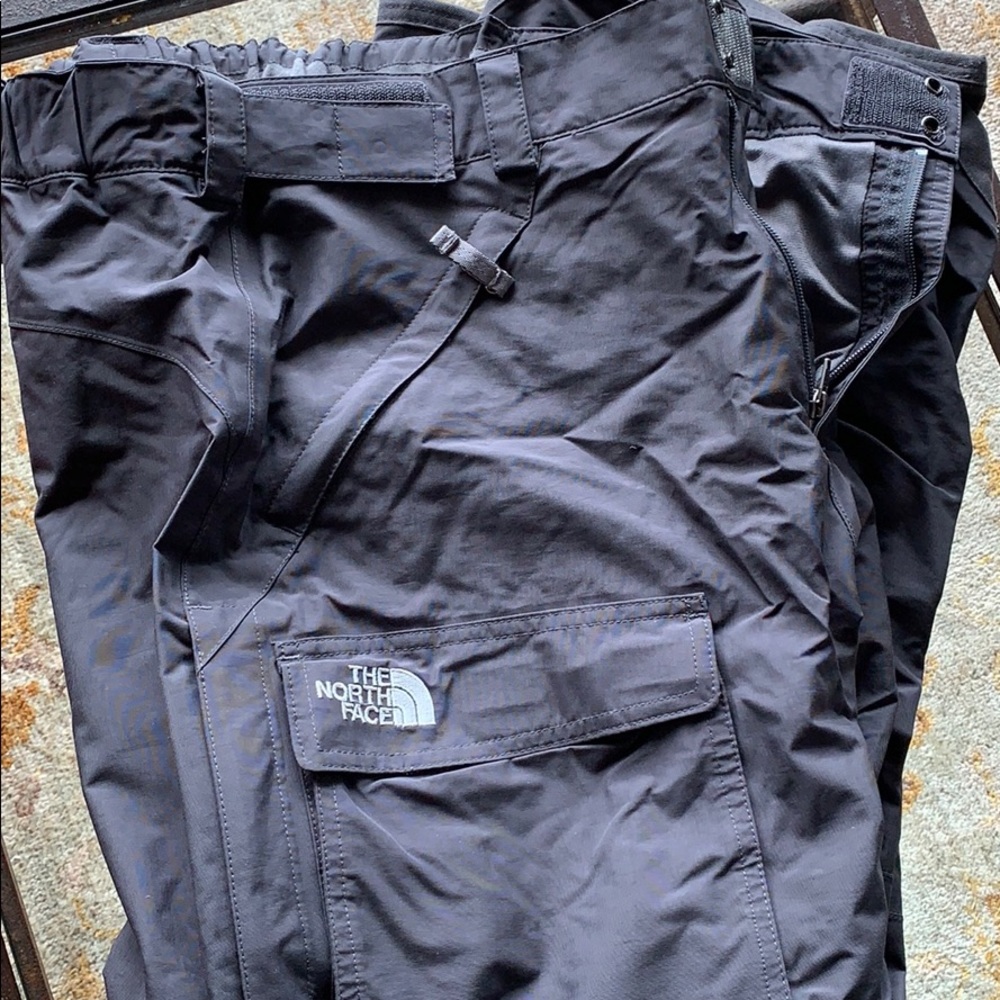 North Face men’s dark gray snowboarding pants.